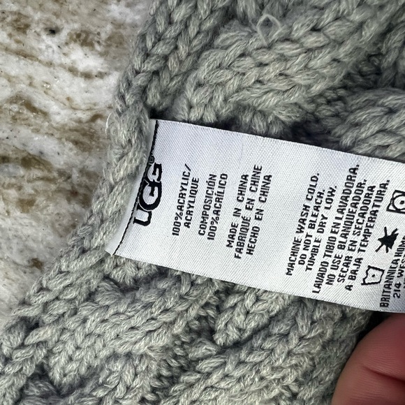 - UGG dog scarf. Used once for a photo shoot. Gray cable knit, white Pom p… - Picture 3 of 5